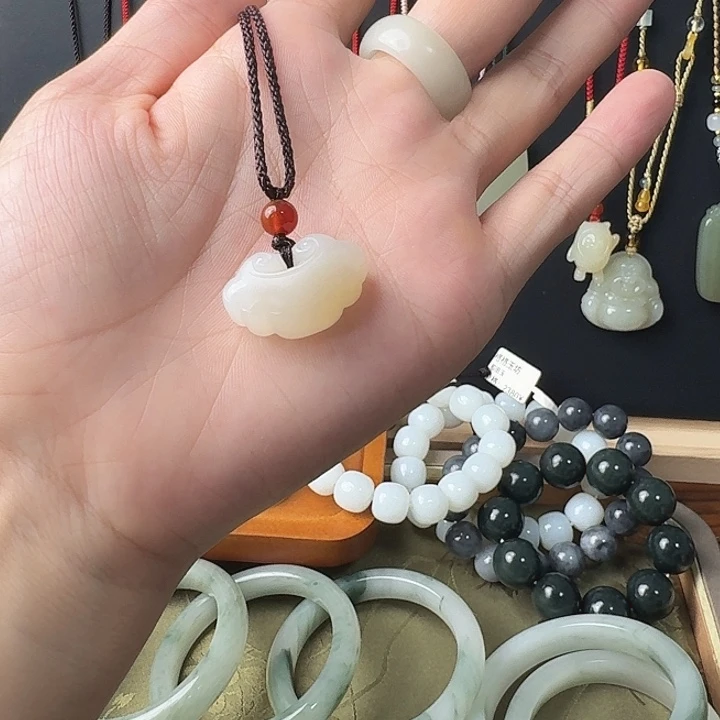 颈饰未镶嵌和田玉