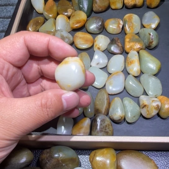 一***行和田玉未镶嵌颈饰