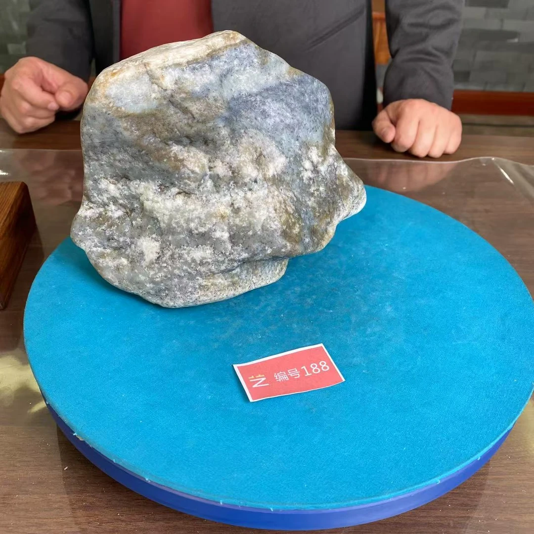 现货新疆玉料原石发一件编号188