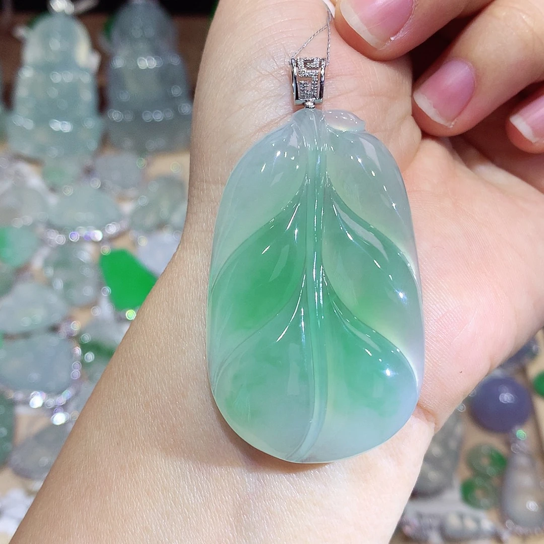 翡翠18K金镶嵌颈饰叶子