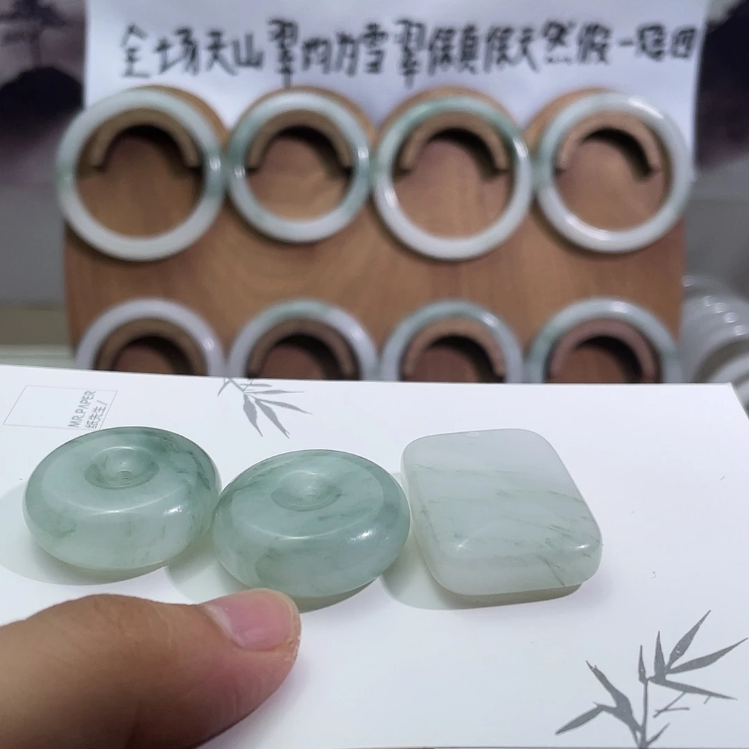 莫***皮石英质玉未镶嵌颈饰