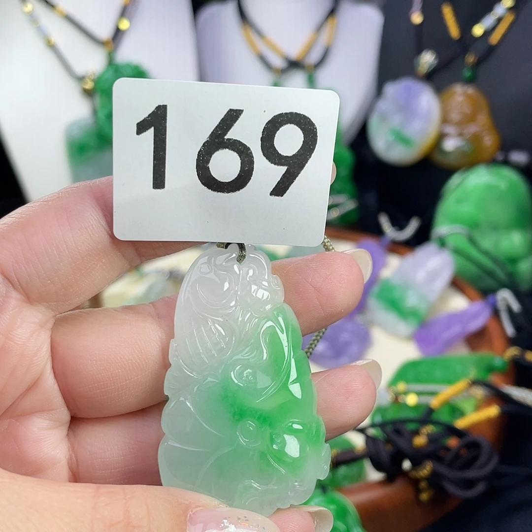 翡翠未镶嵌吊坠(赠链)