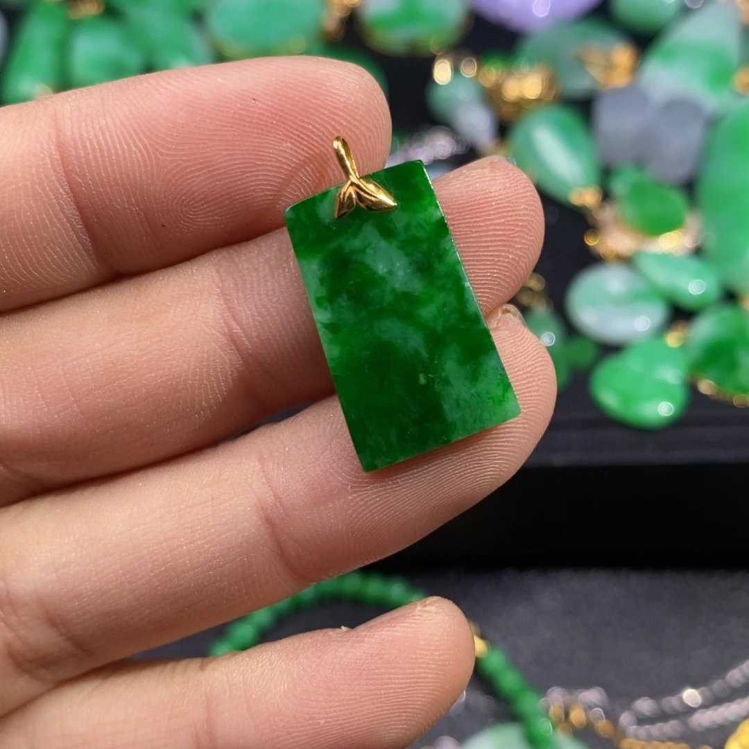 翡翠18K金镶嵌颈饰翡翠