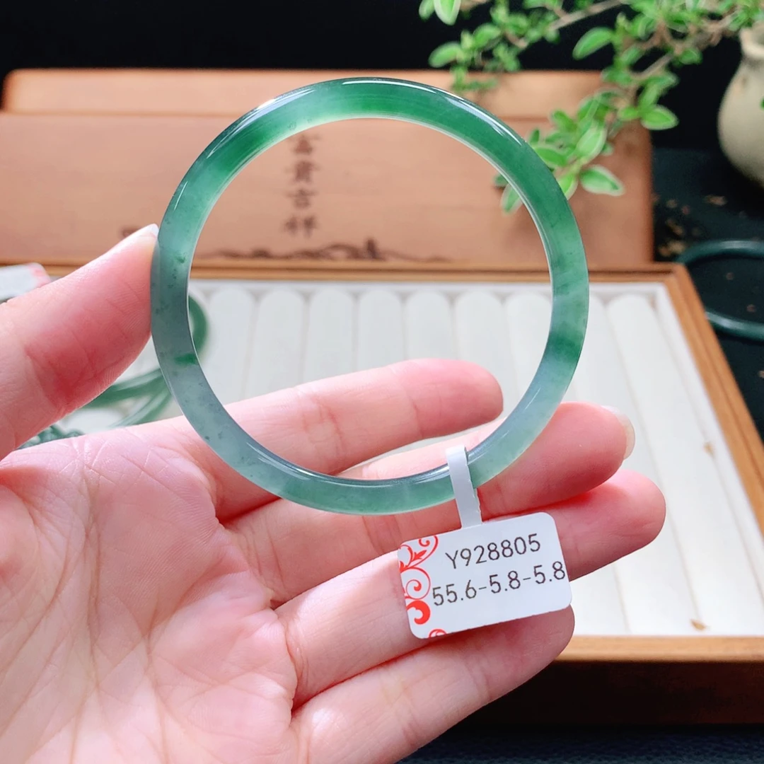 翡翠未镶嵌手镯（圆镯）