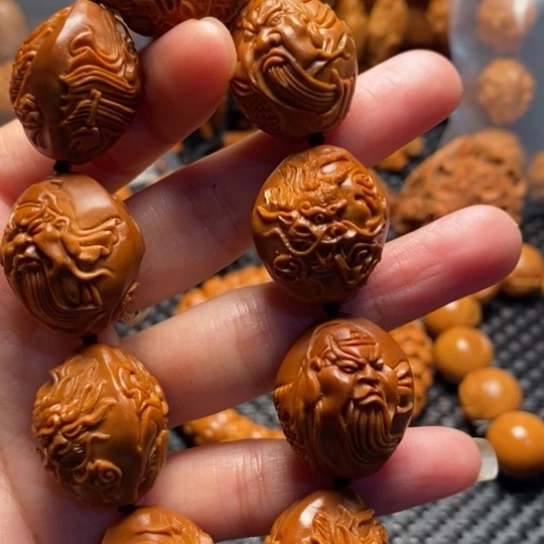 橄榄核吊坠一**秋龙关公