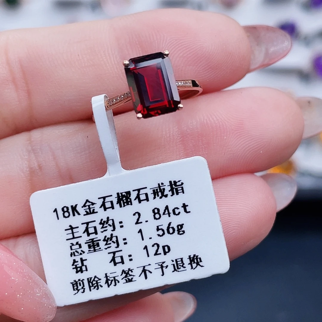 18K金镶嵌戒指石榴石