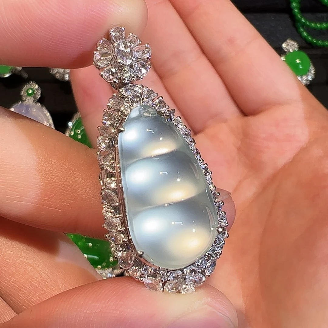 颈饰18K金镶嵌翡翠福豆