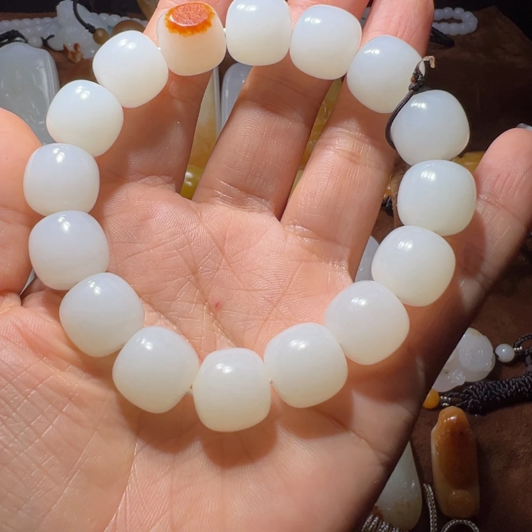 哪***吒和田玉未镶嵌颈饰