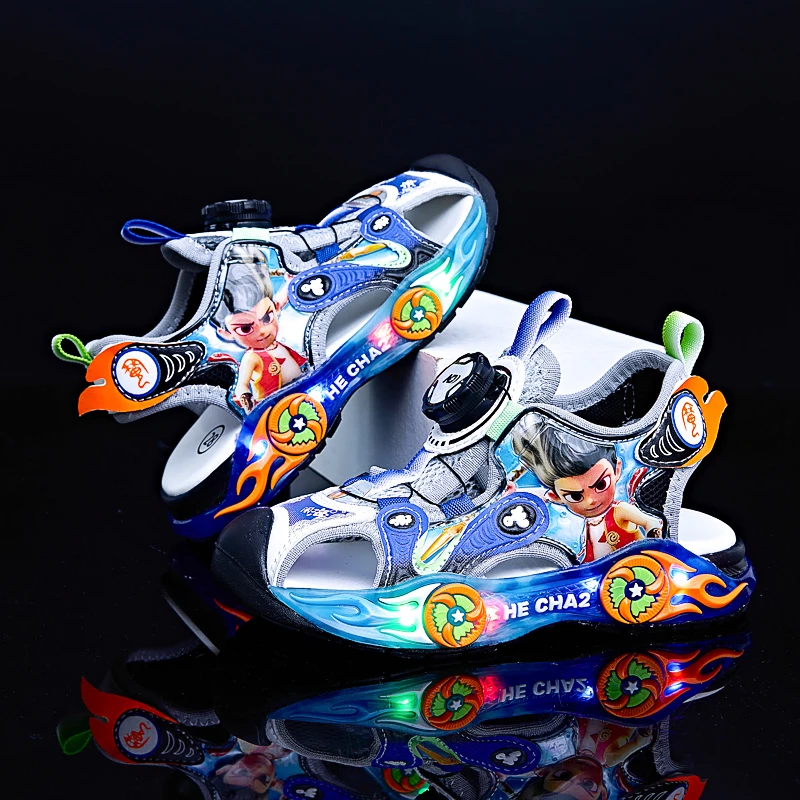 哪吒儿童旋转扣发光男童鞋夏季软底防滑儿童中小童包头防滑凉鞋