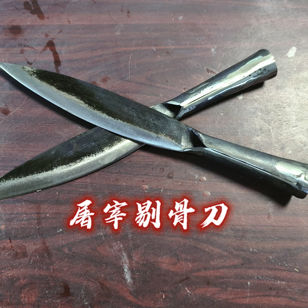 老铁匠锻打户外砍柴刀农用工具