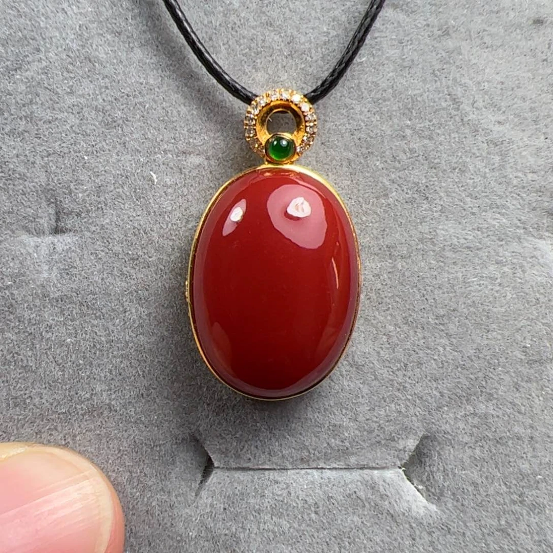 18K金镶嵌吊坠南红玛瑙