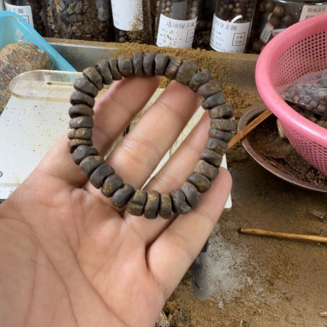 沉香碎屑沉香沉水级：奇楠沉香海南莺歌绿品种随行单圈18.4克