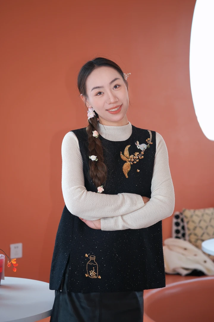 大满家泉州珠绣同载酒上久楷黑色窗花纹丝毛桑蚕丝圆领套头马甲