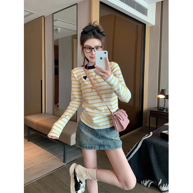 奶黄色条纹爱心长袖t恤女2025新款春秋小个子短款修身打底衫上衣