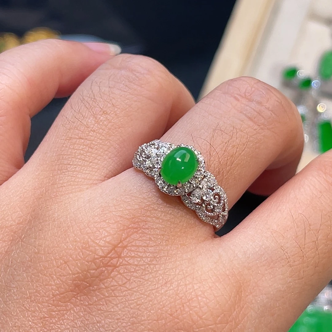 翡翠18K金镶嵌戒指阳绿蛋面