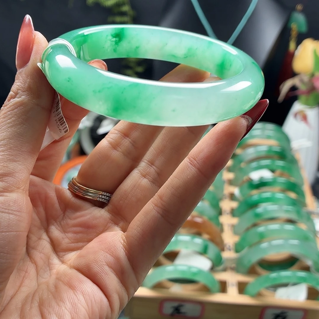 如***园石英质玉未镶嵌手镯