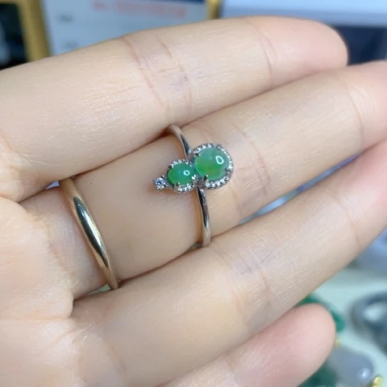 翡翠未镶嵌颈饰葫芦介指