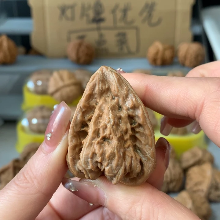 勿***》文玩核桃吊坠异形单只，有瑕疵