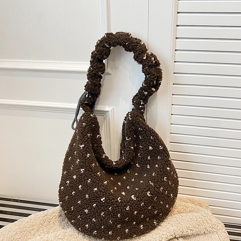 韩系大波点毛绒斜挎包包2025爆款百搭通勤单肩手提托特包8009咖色