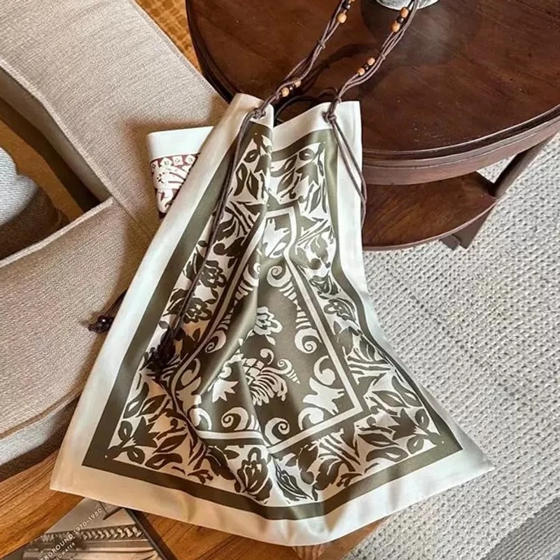 何碧碧HB【熠熠生花】时尚轻熟大容量涤纶双面印花丝巾包