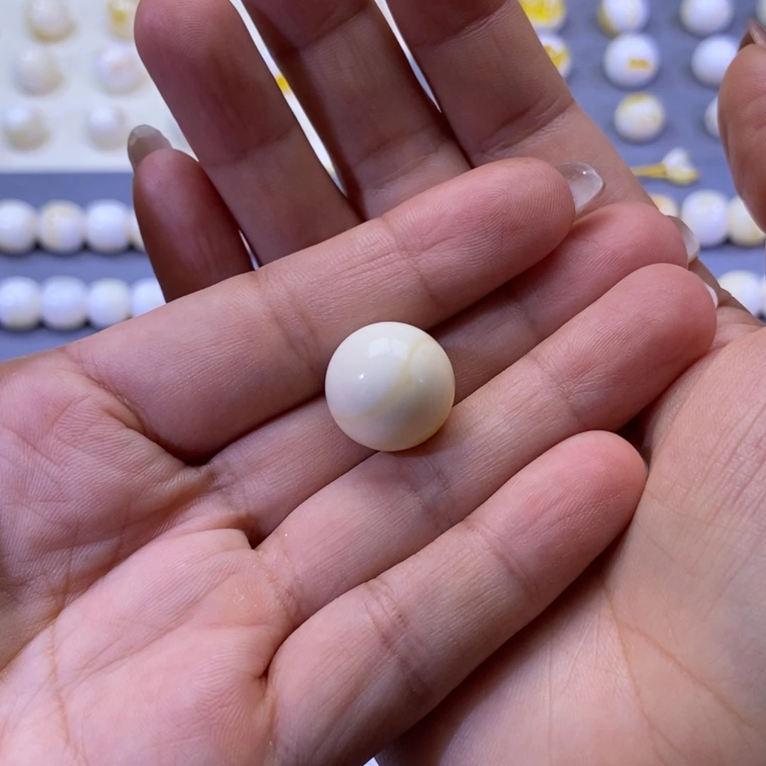 存***拙未镶嵌琥珀珠宝奇石