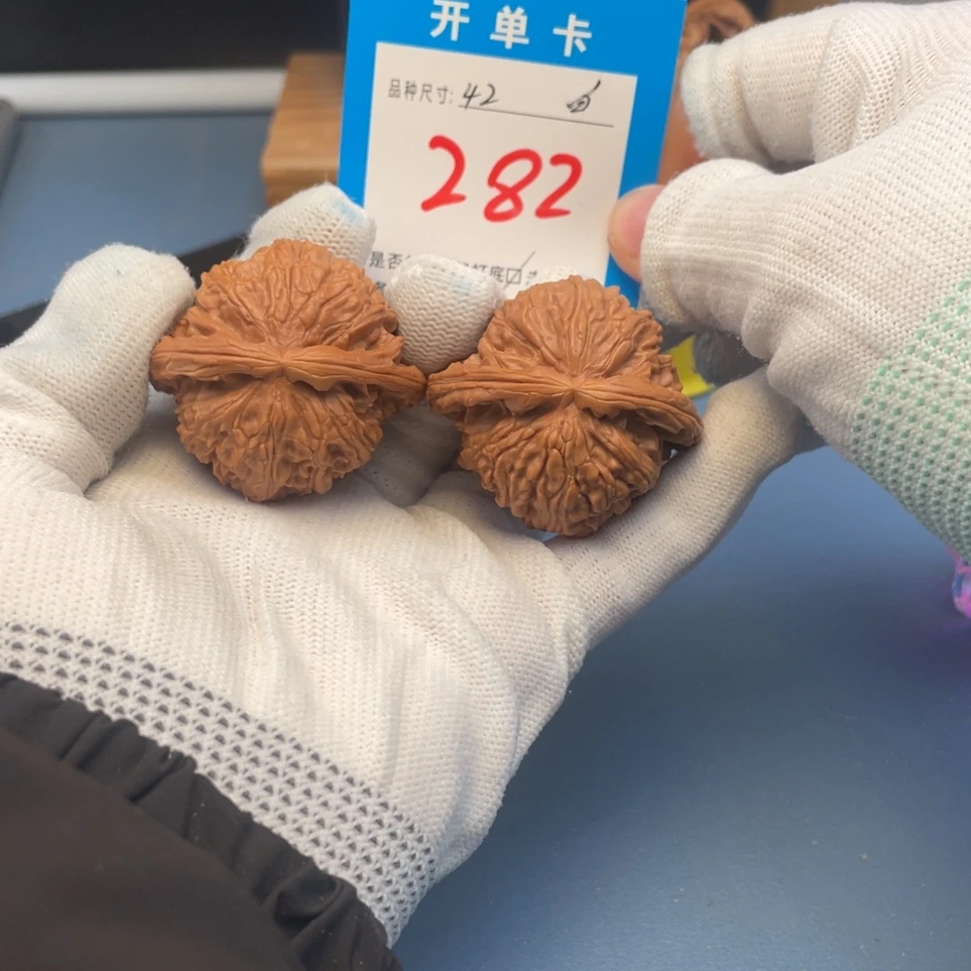 核桃文玩会让白狮子