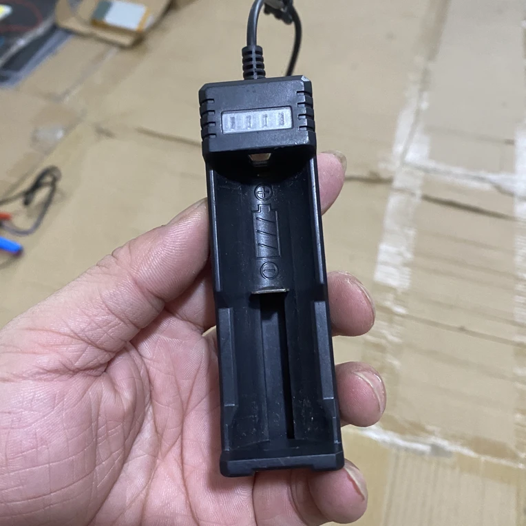 多用锂电充电器一个