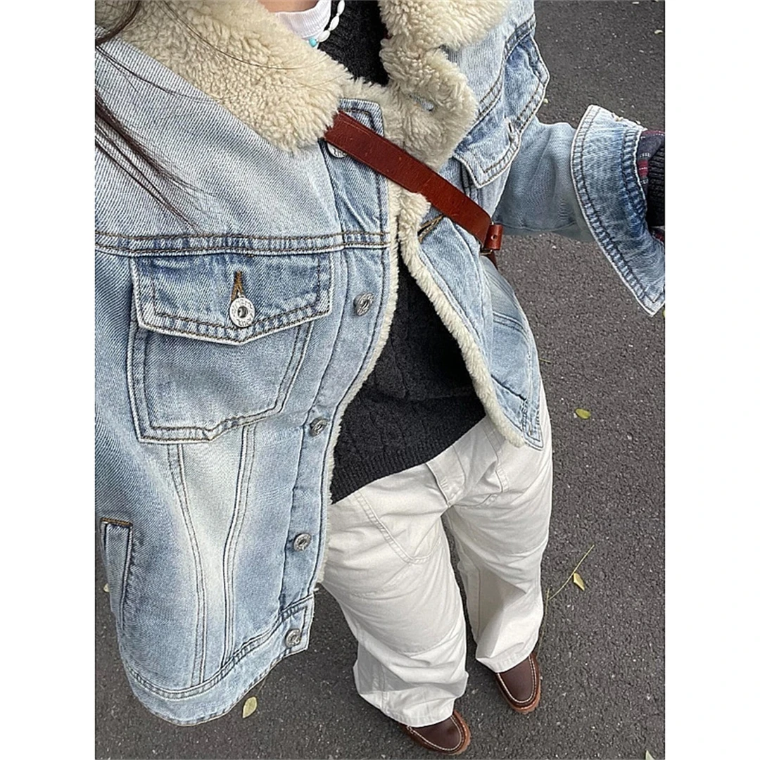 浅蓝色设计感羊羔绒领短款正肩牛仔外套女秋冬休闲加厚保暖夹克衫