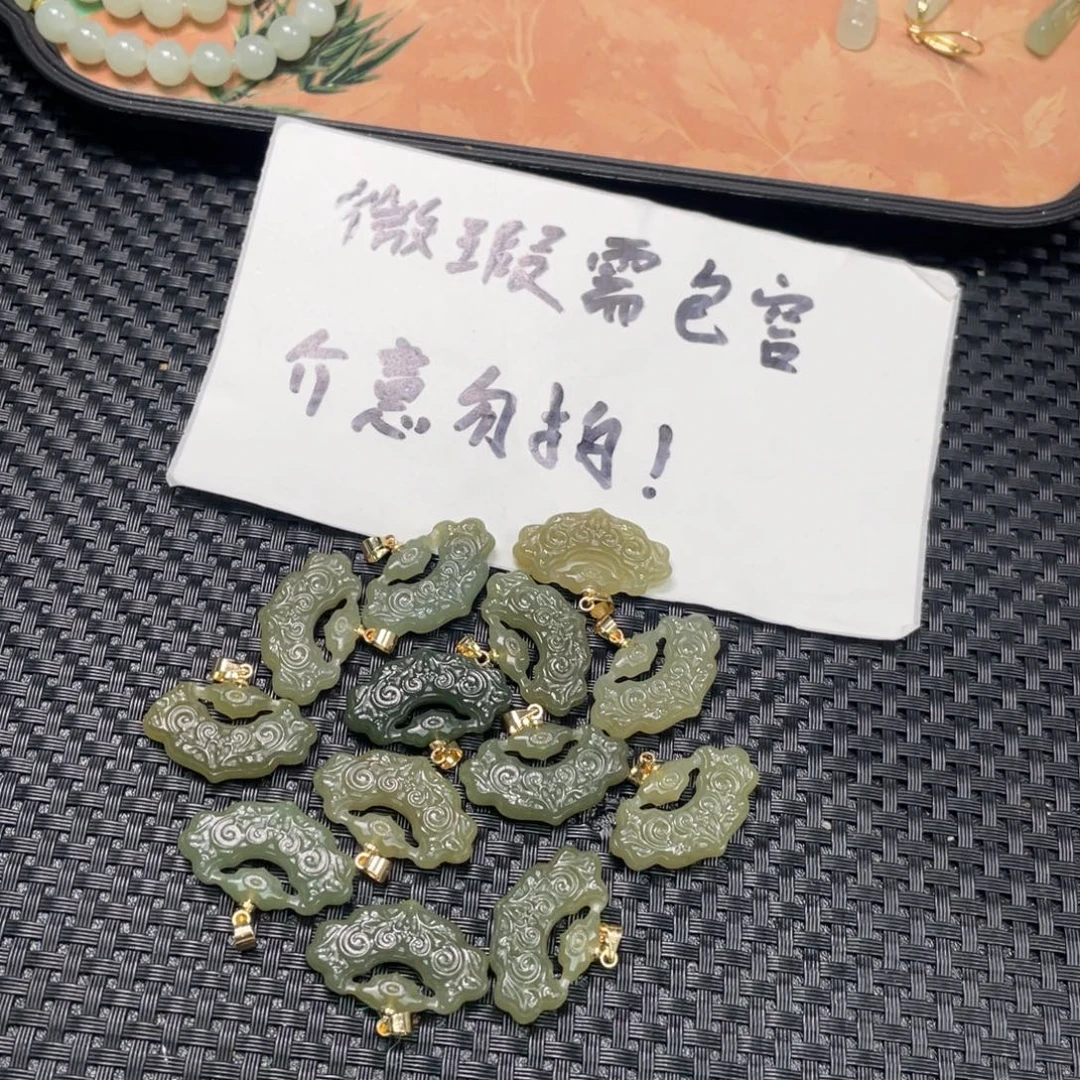 和田玉未镶嵌颈饰微瑕镂空如意