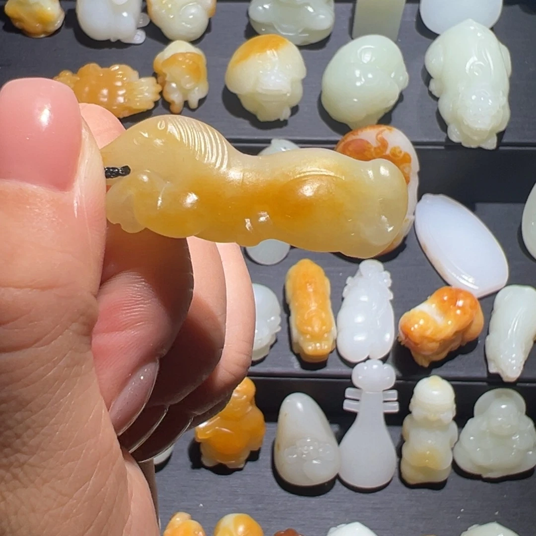 和田玉未镶嵌车挂天****马