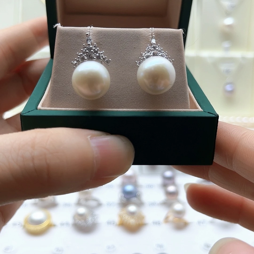 淡水珍珠颈饰银S925镶嵌有皮纹，有呼吸孔