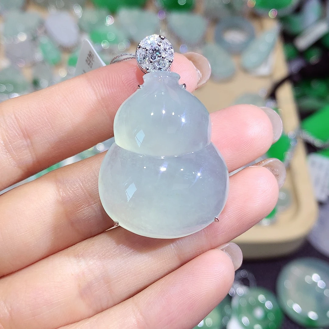 翡翠18K金镶嵌颈饰葫芦