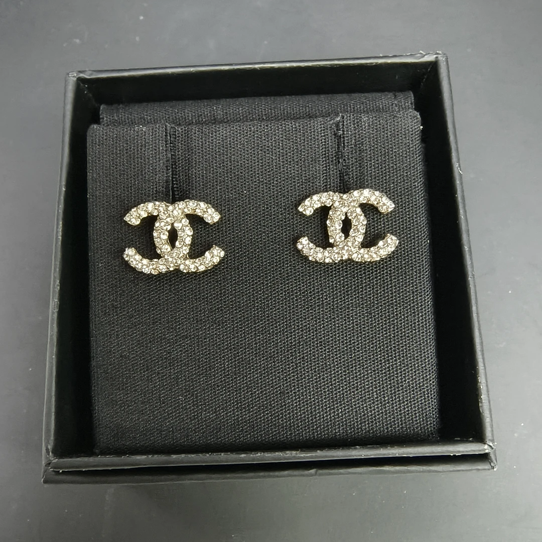 全新未使用 Chanel/香奈儿 金色密镶钻小号双C耳钉 06131