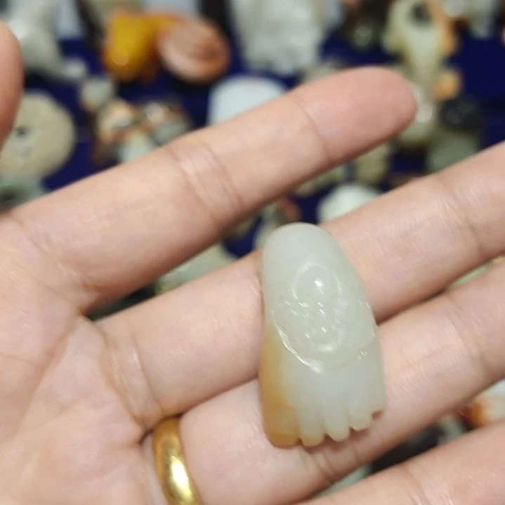 和田玉未镶嵌车挂