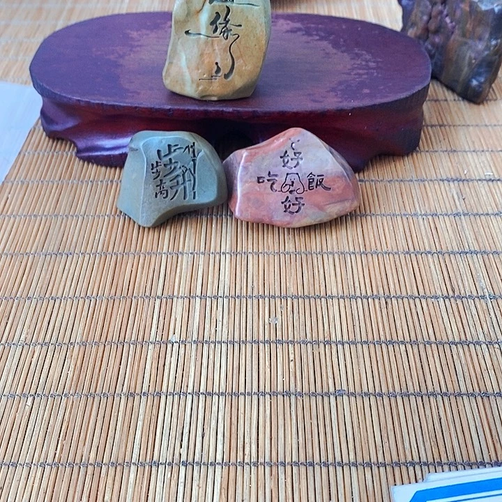 娜***空原石雕刻工艺品手把摆件