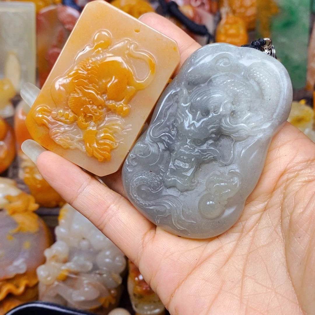 石英质玉（黄龙玉）未镶嵌颈饰