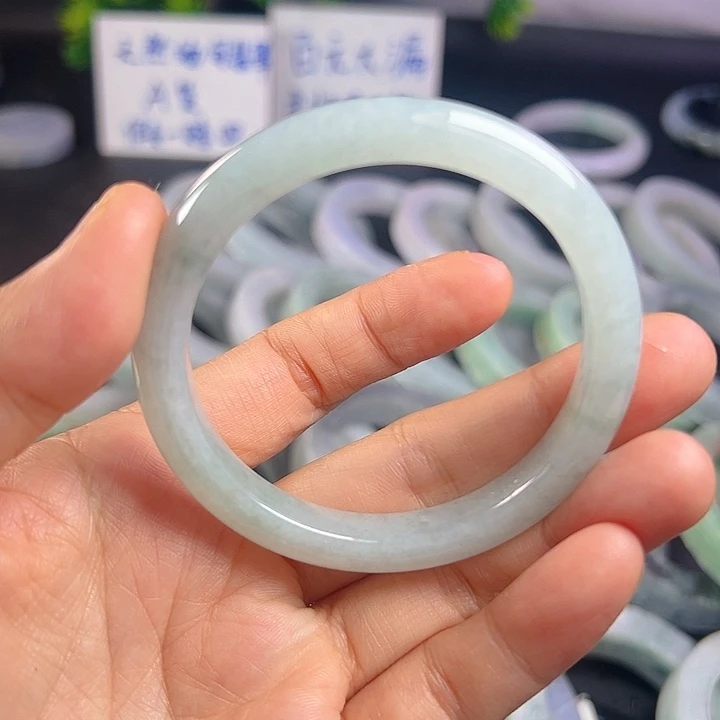翡翠手镯未镶嵌翡翠