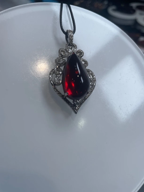 天然血珀吊坠，水滴形