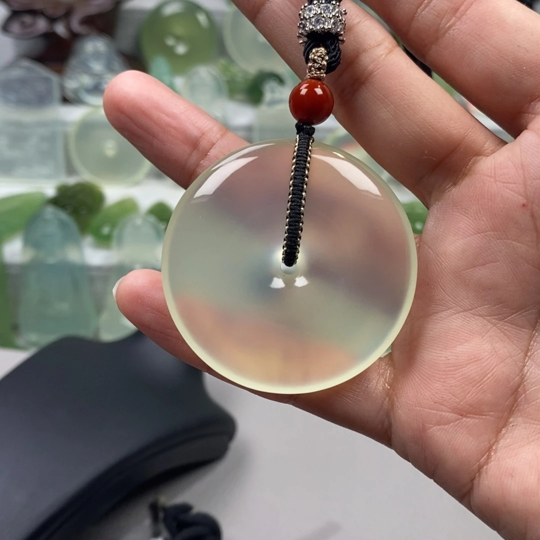 小***强蛇纹石玉未镶嵌颈饰