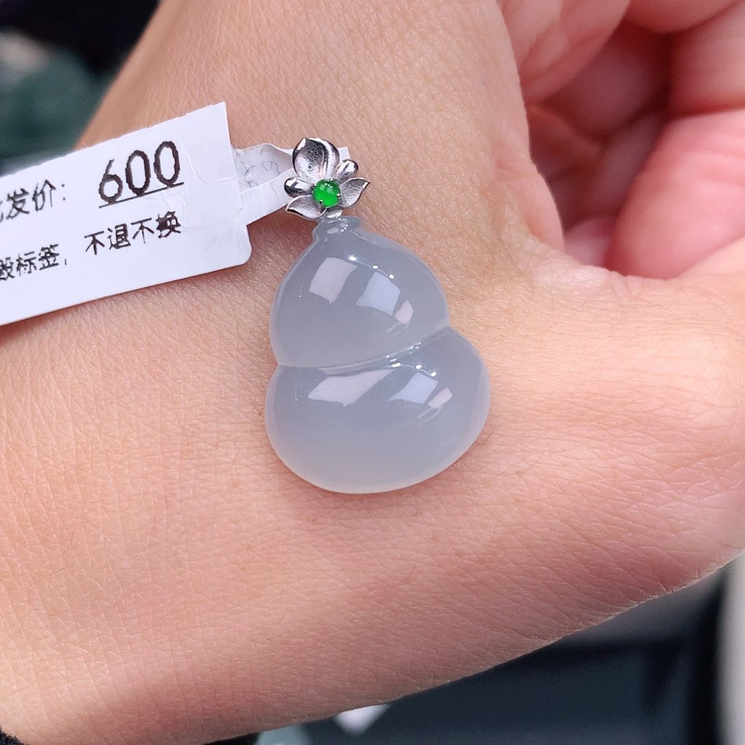 颈饰18K金镶嵌翡翠天空蓝冰葫芦