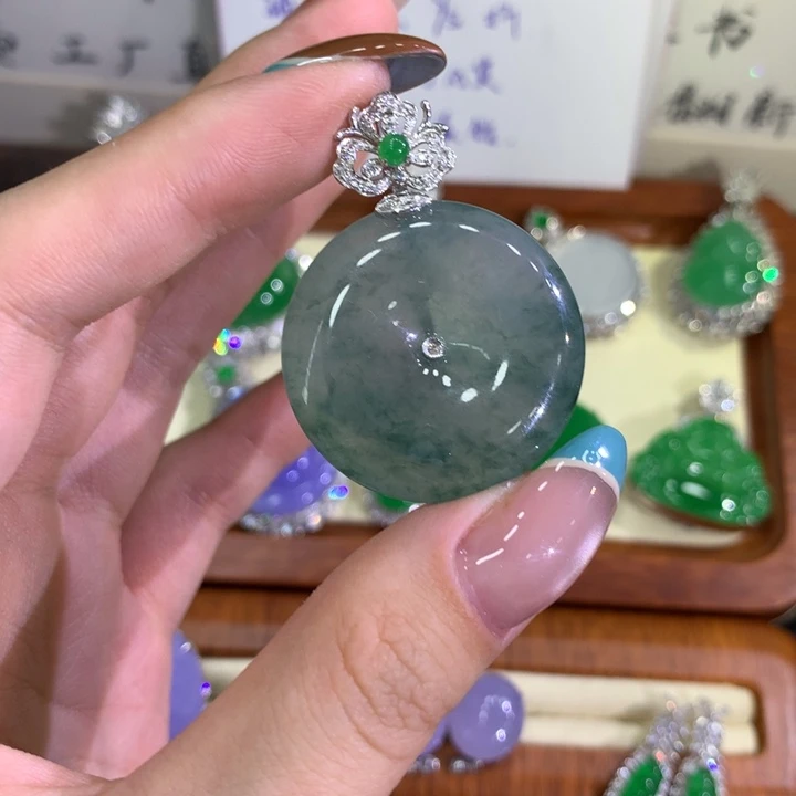 颈饰18K金镶嵌翡翠
