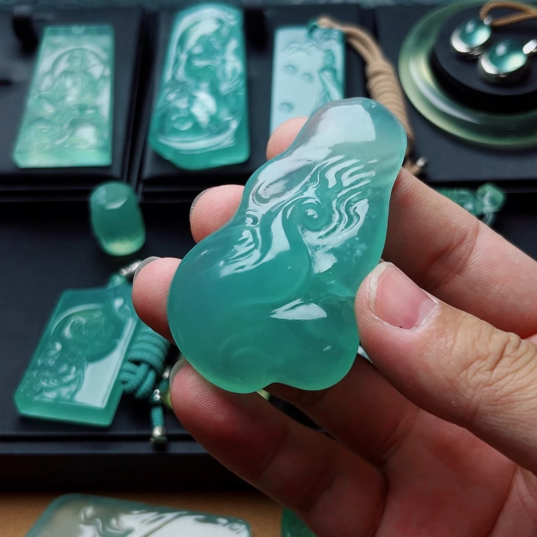 乾***哥蛇纹石玉未镶嵌颈饰