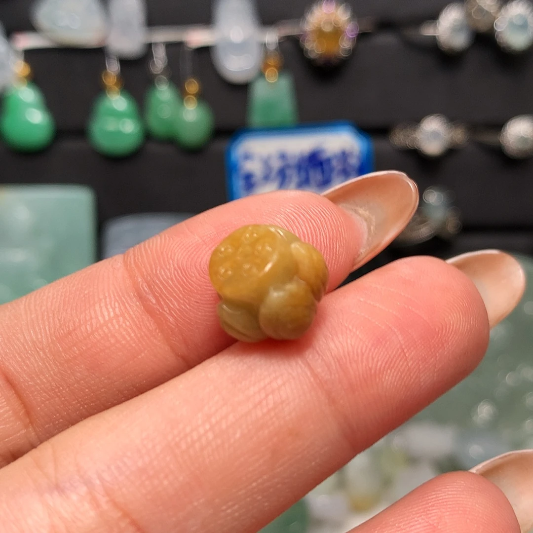 翡翠未镶嵌颈饰莲花