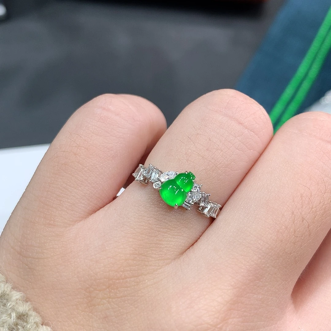 翡翠18K金镶嵌颈饰龙石种阳绿葫芦戒指 48小时鉴赏期