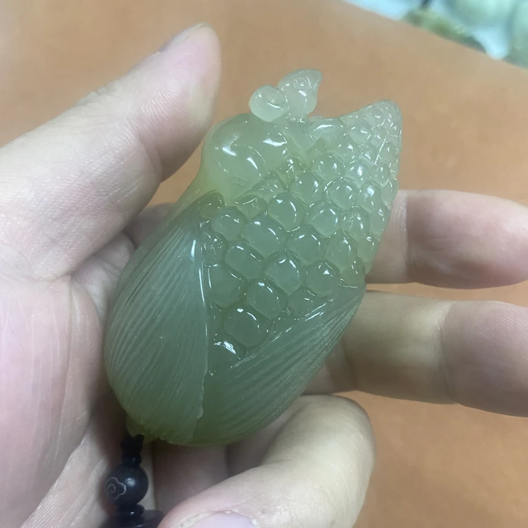 岫玉玉米手把件独特造型