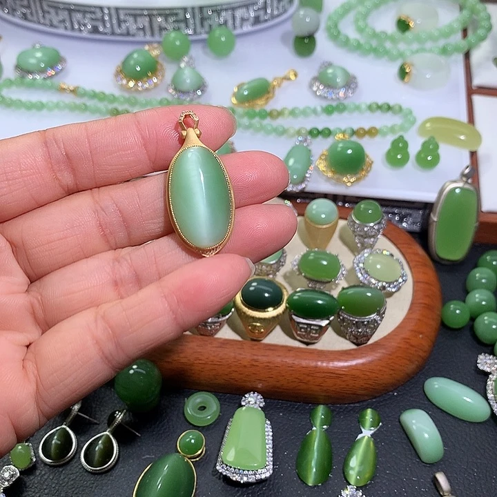 颈饰18K金镶嵌和田玉（碧玉）真*