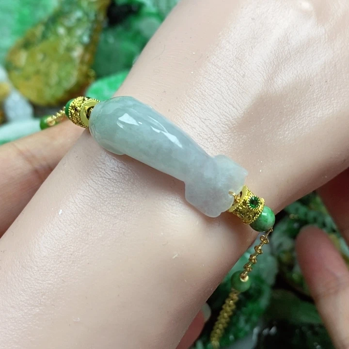 翡翠未镶嵌吊坠(赠链)