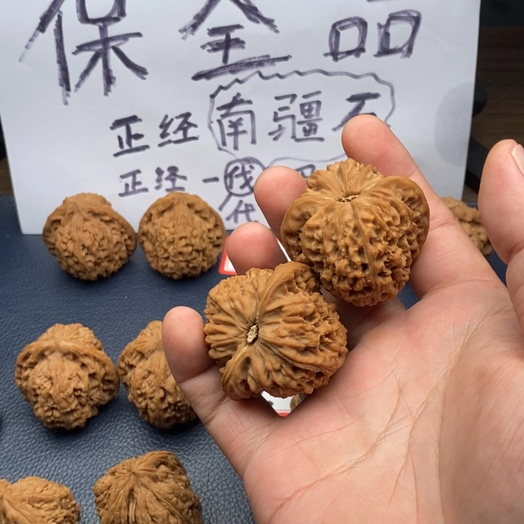 文玩核桃把件白*扇大三角万字纹一字底