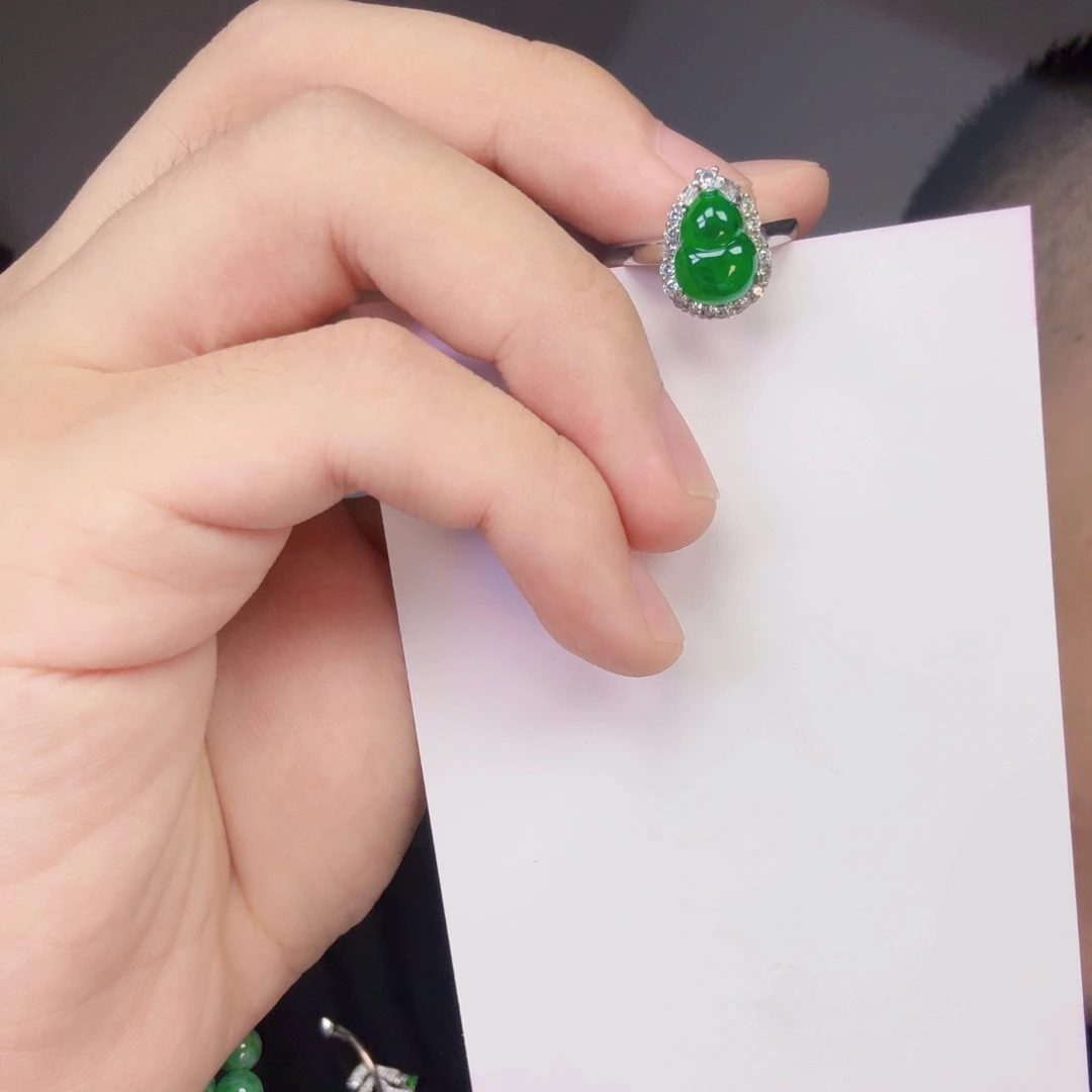 翡翠未镶嵌颈饰一件