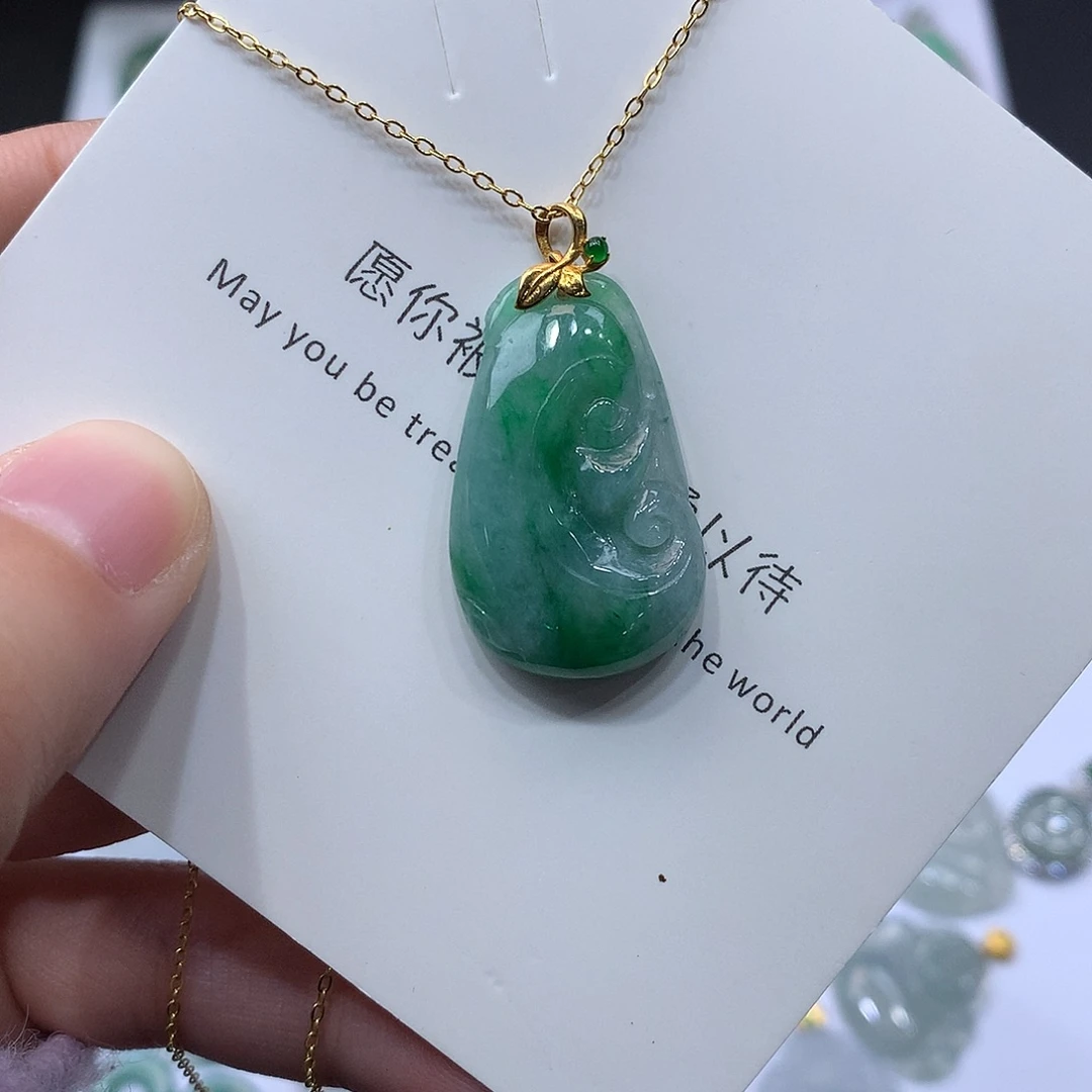 翡翠未镶嵌颈饰如意